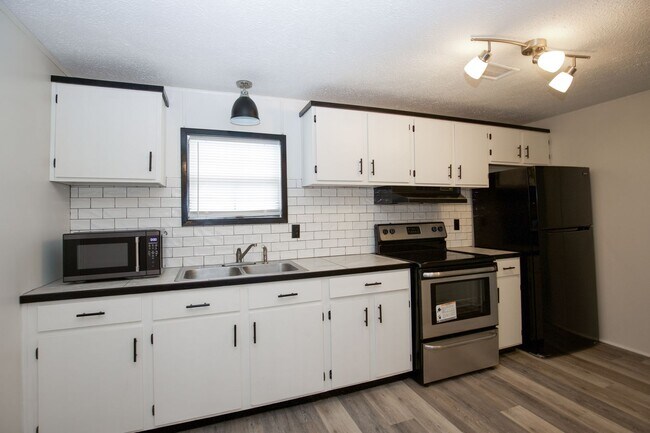 Building Photo - Charming Renovated 2-Bedroom, 2-Bath Home ...