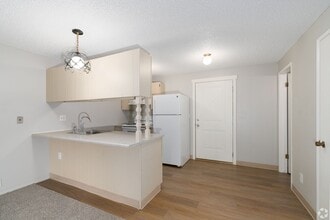 Building Photo - Rosewood Club Apts