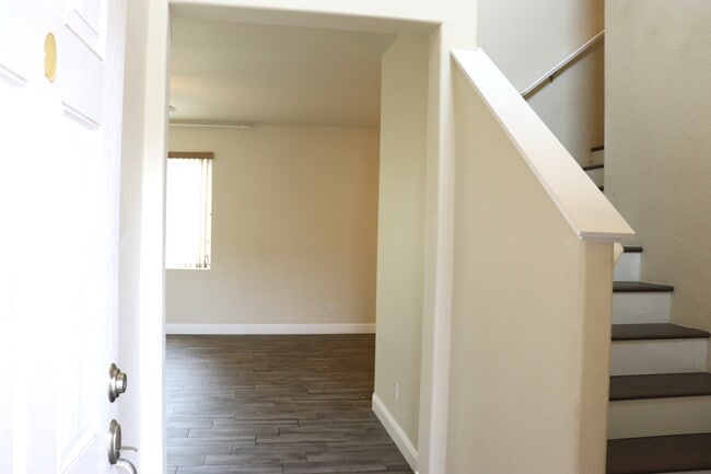 Building Photo - 864 Pinewood Ave