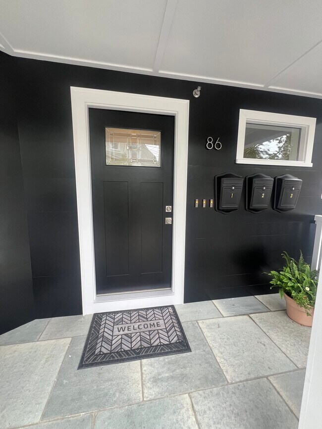 Foto del edificio - Brightly Renovated 4-Bed / 2-Bath • 1,800 sq