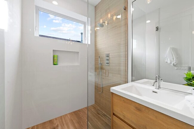 Foto del edificio - 2110 W Washington Blvd