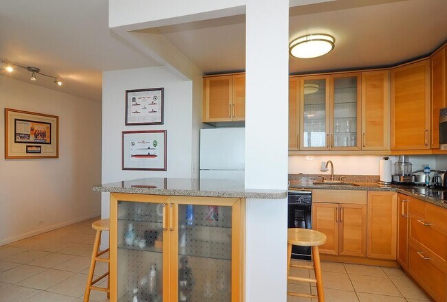 Building Photo - Spacious 1 bed lakeview end unit in Lincol...