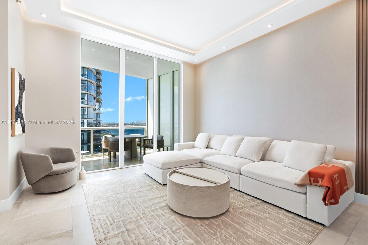 Primary Photo - 15811 Collins Ave