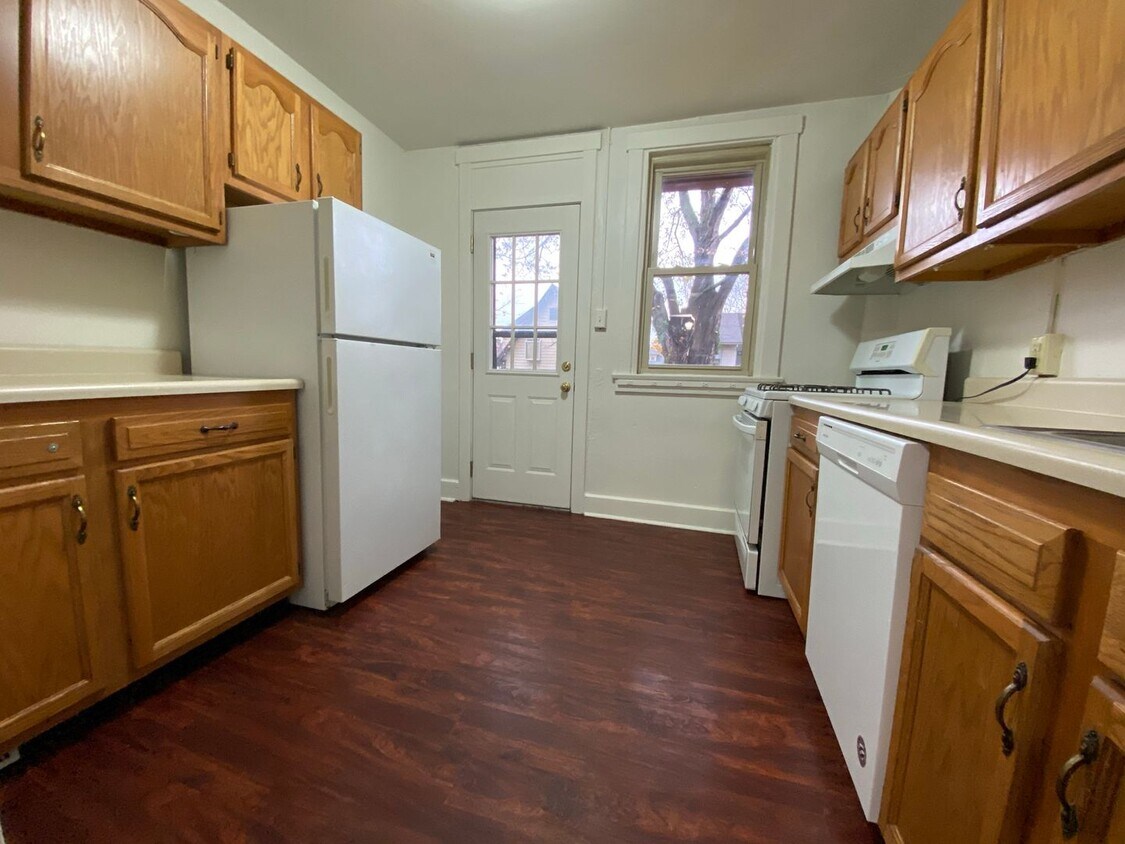 Charming 3 Bedroom Townhome with a Spaciou... - Charming 3 Bedroom Townhome with a Spaciou...