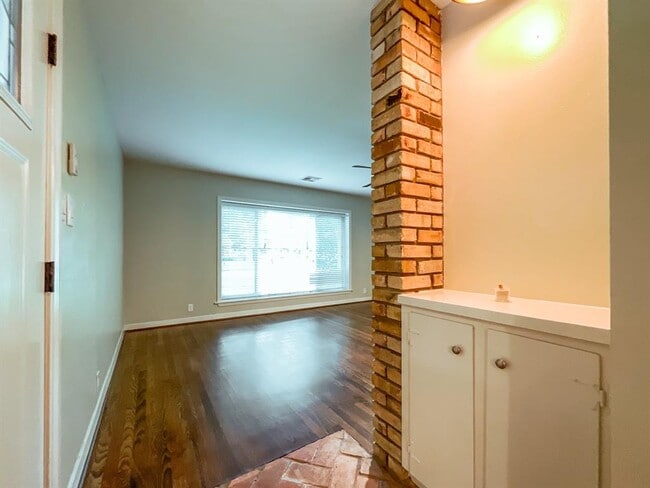 Building Photo - 9829 Cedardale Dr