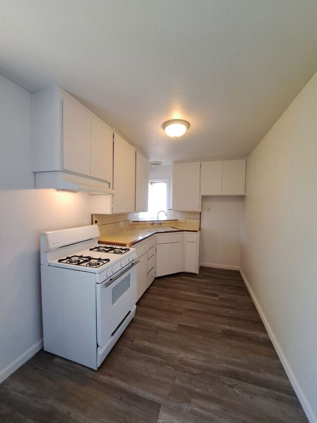 Foto del edificio - 1291-1295 N. Fruit Ave. (Duplex)