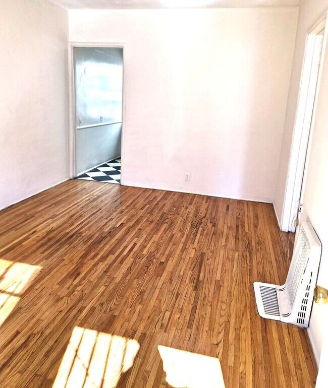Foto del edificio - 7315 Willoughby Ave