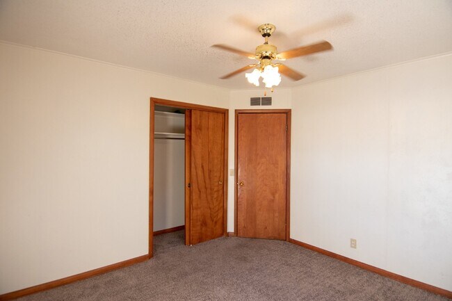 Building Photo - 3 Bedroom 1 Bath