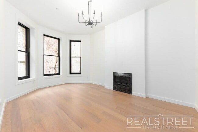 Building Photo - Stunning Brand New 3 Bed 2 Bath in Crown H...
