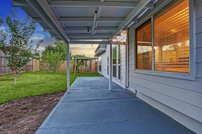 Foto del edificio - 3806 Flatwood Dr