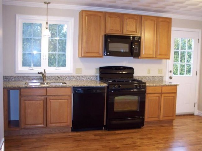 Building Photo - 2 bedroom in Bristol RI 02809