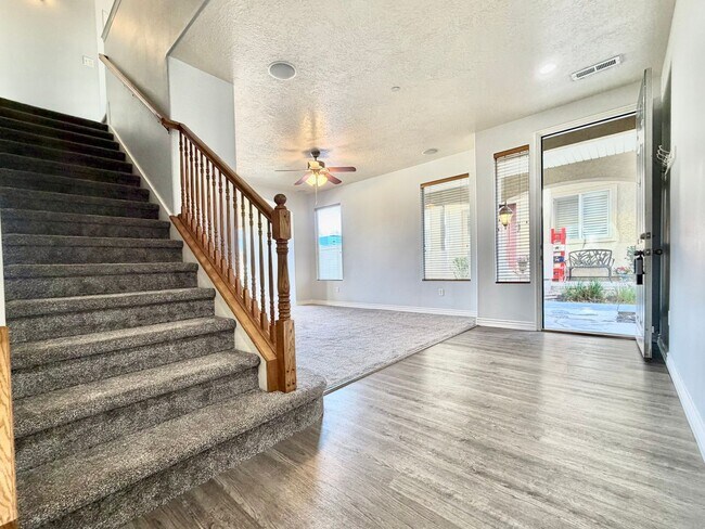 Building Photo - Spacious and Gorgeous Townhome in Lehi