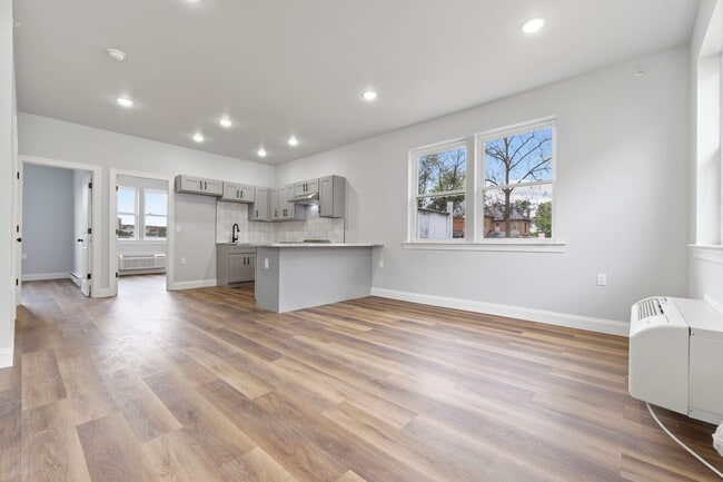 Building Photo - Luxury 1 and 2 bedrooms