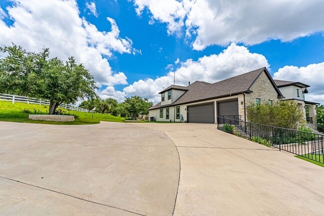 Building Photo - Luxurious 4 bedroom, 4 bathroom home with ...