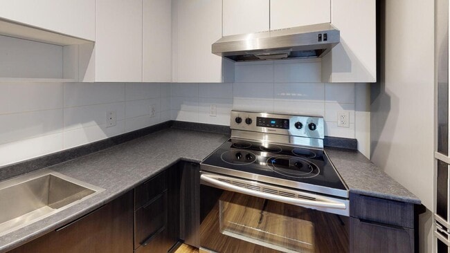 Interior Photo - 3583 Kingsway