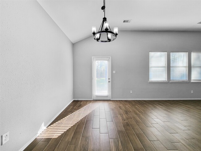 Foto del edificio - 8822 Rolling Rapids Rd