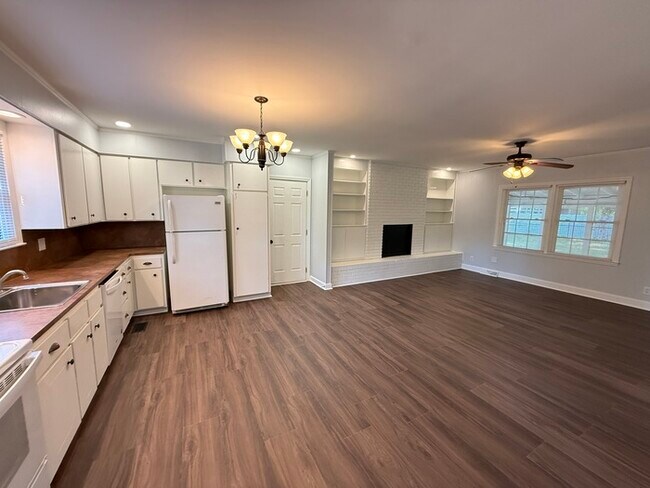 Foto del edificio - Charming Vintage Ranch, Den, Fireplace, Screened Porch