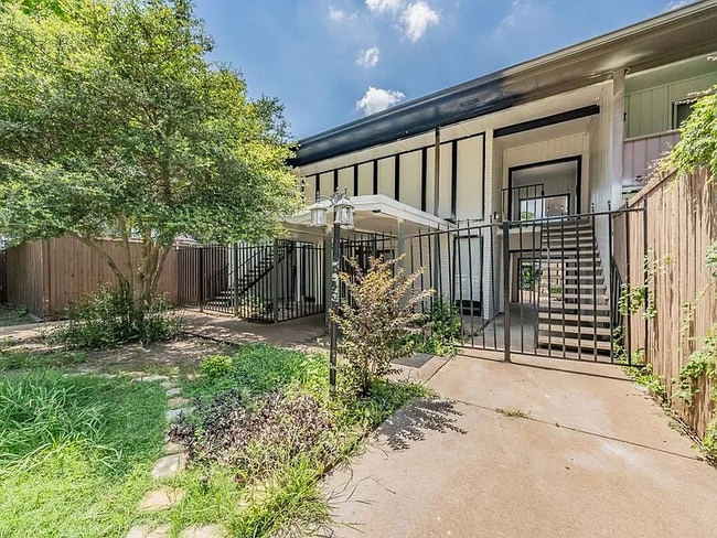 Building Photo - 2627 Douglas Ave