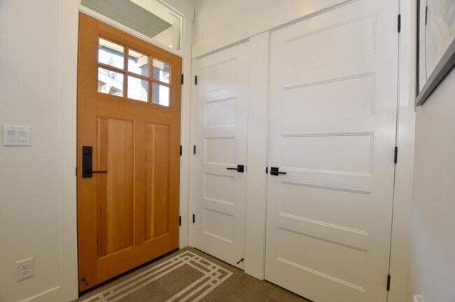 Building Photo - Charming 1 Bedroom Furnished Condo in NWX!