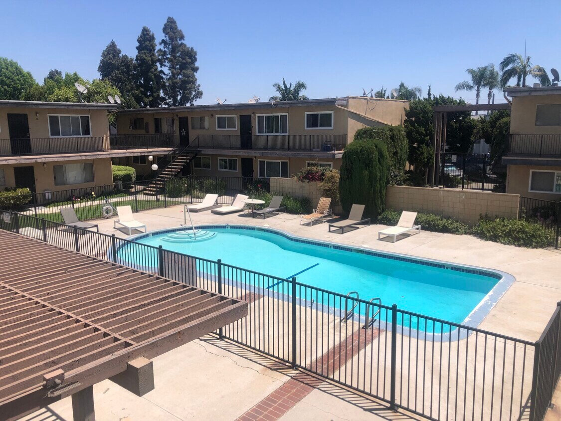 common area pool - 5535 Ackerfield Ave