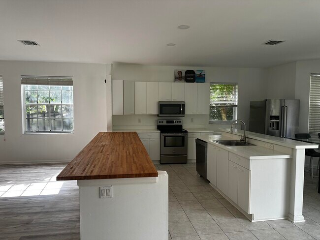 Foto del edificio - 9754 Scribner Ln