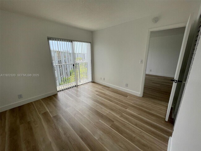 Foto del edificio - 8700 N Sherman Cir