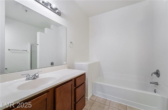 Foto del edificio - 2291 W Horizon Ridge Pkwy