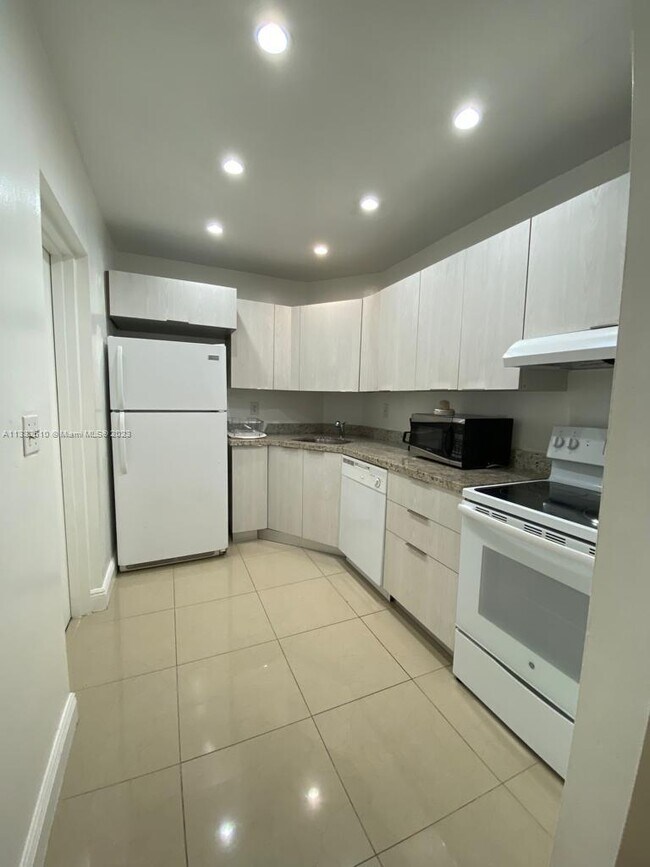Building Photo - 3111 Oakland Shores Dr