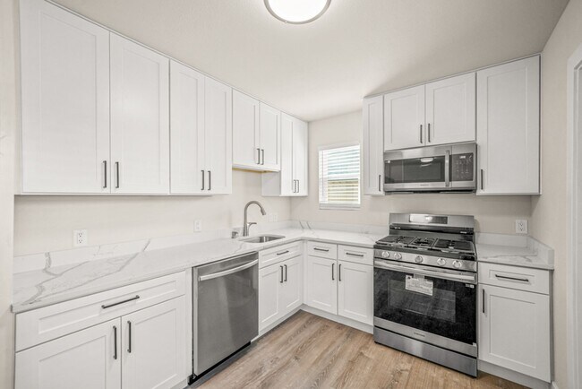 Building Photo - BEAUTIFUL 2 BEDROOMS/1 BATHROOM FULLY RENOVATED DUPLEX CLOSE TO MEDICAL CENTER