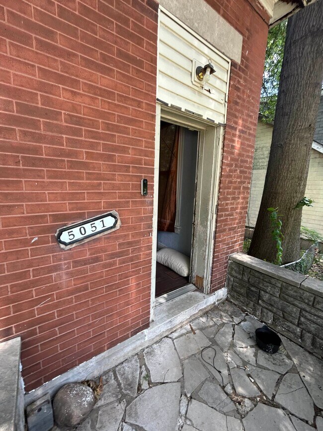 Foto del edificio - 5051 Thrush Ave