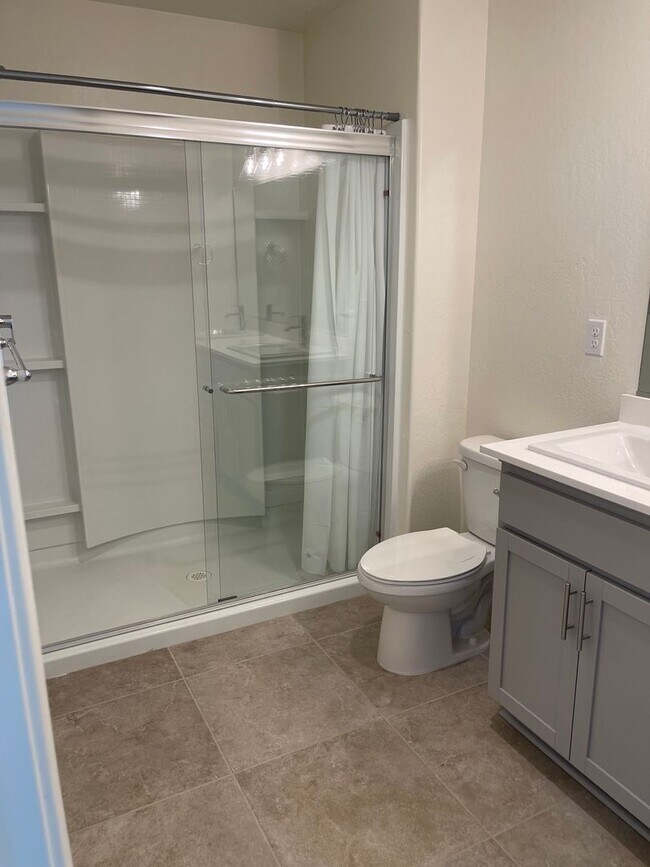 Foto del edificio - 4-Bedroom, 2.5-Bath Corner Home