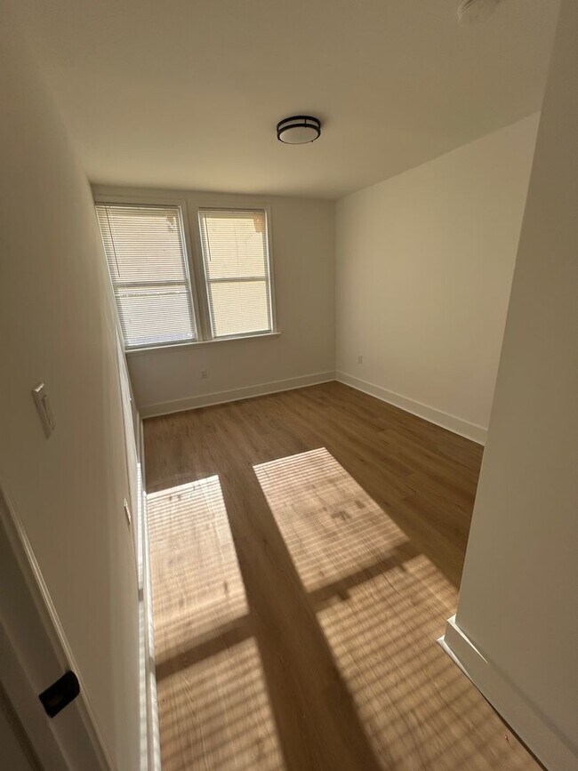 Foto del edificio - Brand New Units 2 Bed + 1 Bath, W&D in unit