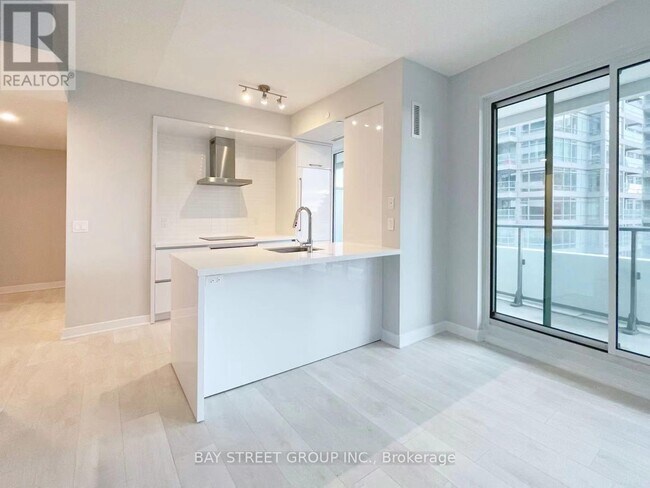 Building Photo - 2221-2221 Yonge St