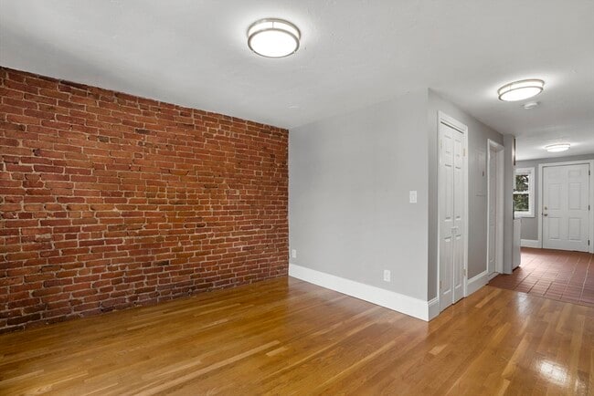 Building Photo - 495 E 7th St