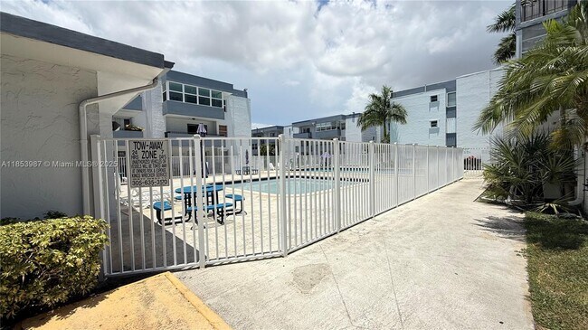 Foto del edificio - 2498 SW 17th Ave