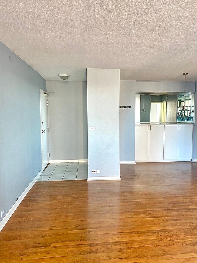 Foto del edificio - 2740 N Pine Grove Ave