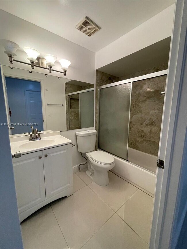 Foto del edificio - 18751 NW 77th Ct
