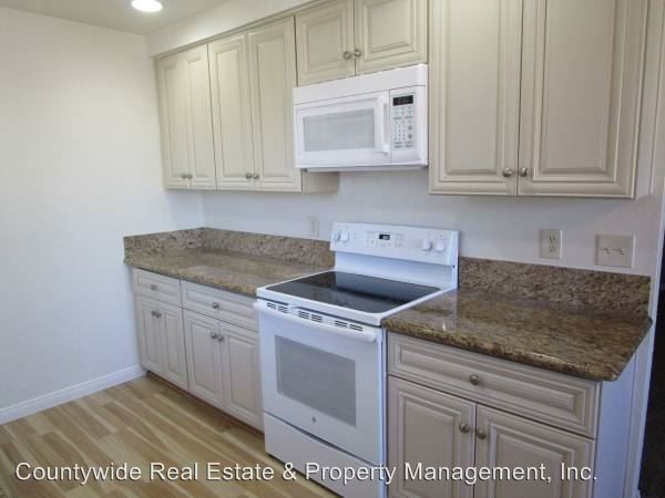 Building Photo - 653 Chamberlain Ave