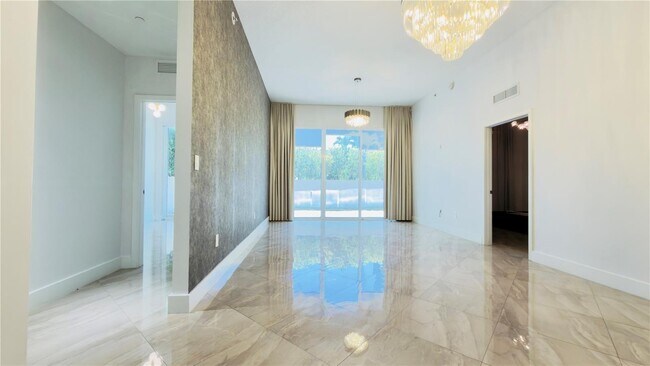 Foto del edificio - 600 NE 27th St