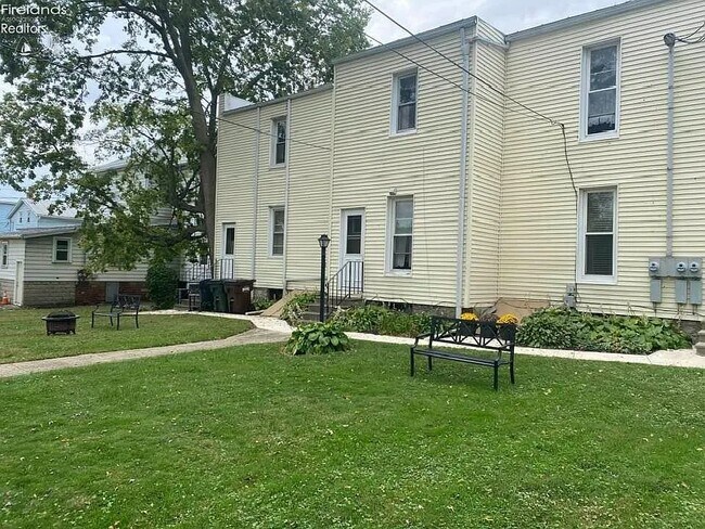 Foto del edificio - 3842-42 N Washington St