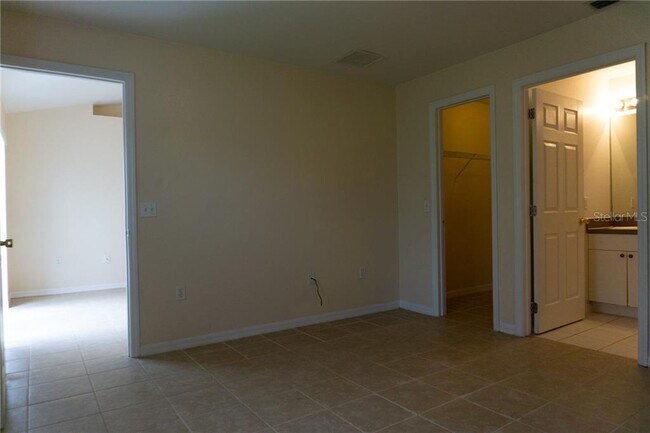 Building Photo - 528 Basil Ct