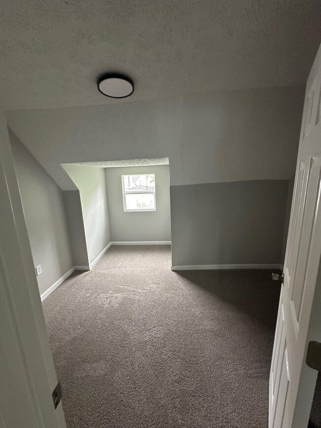 Building Photo - 1st Floor - 3 Bed 1 Bath