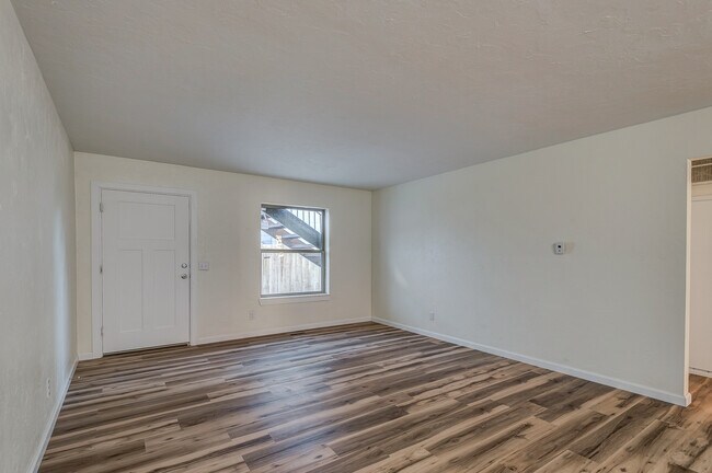 Building Photo - 214 W Maple Ave