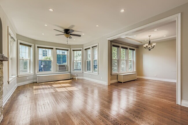 Foto del edificio - 2946 N Pine Grove Ave