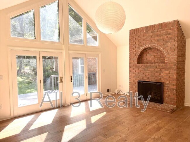 Building Photo - 160 Farm Ln