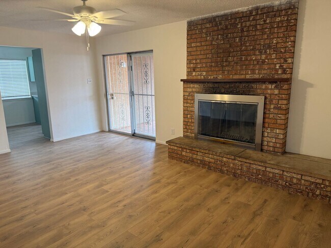 Foto del edificio - 12029 Brentwood Hills Blvd NE