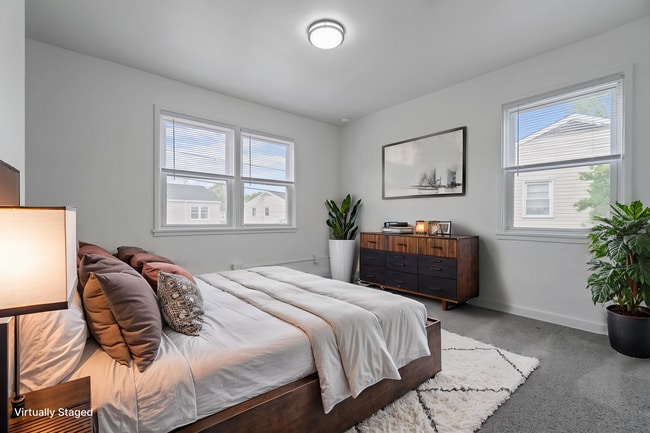 Building Photo - 2 bedrooms and 1 bathroom Townhouse in Mid...