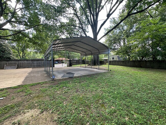 Foto del edificio - Gated Parking! Huge Backyard! Corner Lot! ...