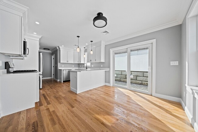 Building Photo - 473 Newport Ave
