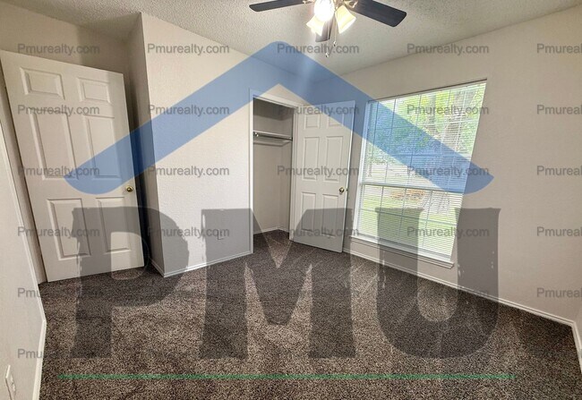 Foto del edificio - COMING SOON! Roomy 3BR 2BA home with large...
